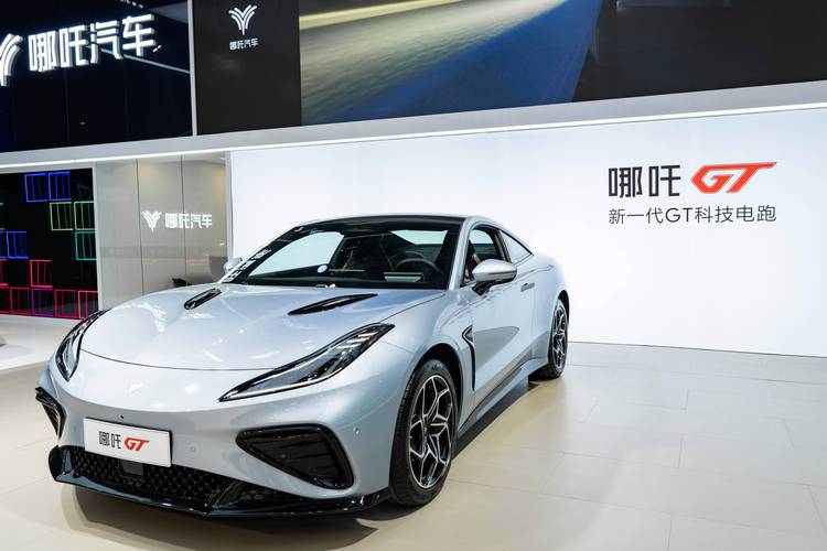 惠州264哪吒汽车在智能汽车领域的表现，领途汽车在新能源汽车市场中的影响力